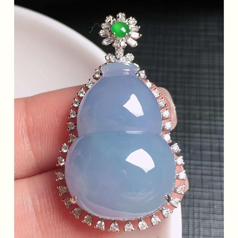 a货翡翠吊坠价格一般是多少钱淡绿色翡翠a货吊坠价格查询-第1张图片-翡翠网 a货翡翠吊坠价格一般是多少钱淡绿色翡翠a货吊坠价格查询-第1张图片-翡翠网