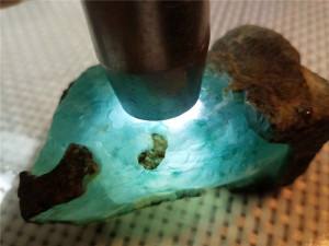 翡翠原石开了窗下一步怎么弄翡翠原石毛料如何开窗-第2张图片-翡翠网 翡翠原石开了窗下一步怎么弄翡翠原石毛料如何开窗-第2张图片-翡翠网