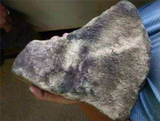 翡翠原石打灯通透发红,翡翠原石打灯4分水怎样-第2张图片-翡翠网 翡翠原石打灯通透发红,翡翠原石打灯4分水怎样-第2张图片-翡翠网