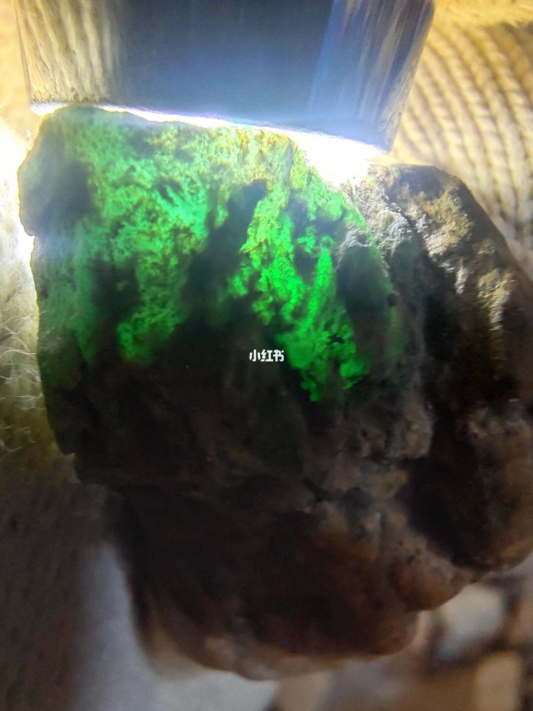 翡翠上有荧光翡翠原石起荧光图片-第1张图片-翡翠网 翡翠上有荧光翡翠原石起荧光图片-第1张图片-翡翠网