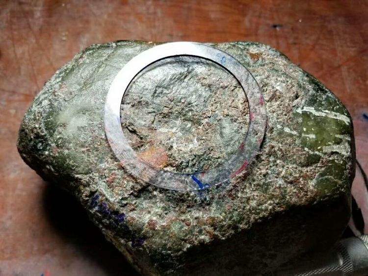 翡翠原石怎么开窗开窗翡翠原石图片-第2张图片-翡翠网 翡翠原石怎么开窗开窗翡翠原石图片-第2张图片-翡翠网