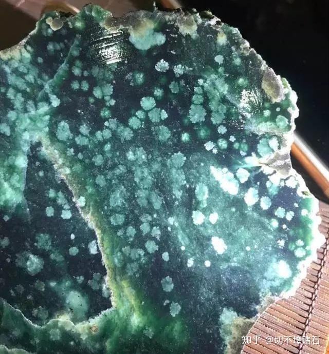 松花外翻的翡翠原石,松花皮翡翠原石-第2张图片-翡翠网