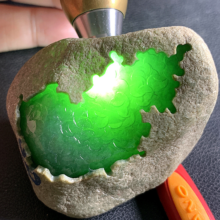 绿色翡翠原石切开视频,翡翠原石去皮视频-第1张图片-翡翠网 绿色翡翠原石切开视频,翡翠原石去皮视频-第1张图片-翡翠网