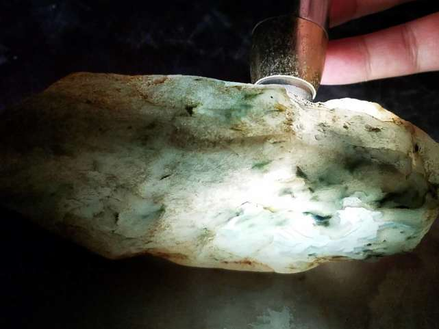 玻璃光泽翡翠原石玻璃光泽翡翠原石值钱吗-第2张图片-翡翠网 玻璃光泽翡翠原石玻璃光泽翡翠原石值钱吗-第2张图片-翡翠网