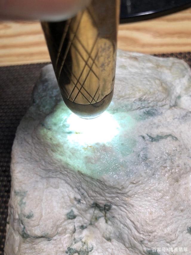 木纳翡翠原石开出纯白色冰种,木纳翡翠原石-第1张图片-翡翠网 木纳翡翠原石开出纯白色冰种,木纳翡翠原石-第1张图片-翡翠网