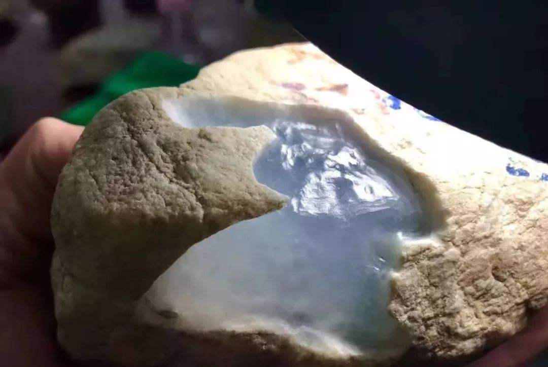 木纳翡翠原石开出纯白色冰种,木纳翡翠原石-第2张图片-翡翠网 木纳翡翠原石开出纯白色冰种,木纳翡翠原石-第2张图片-翡翠网