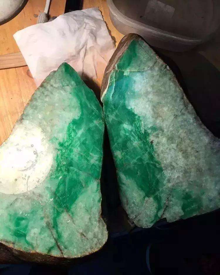 翡翠原石帝王绿180亿老坑帝王绿翡翠的真正价值-第2张图片-翡翠网 翡翠原石帝王绿180亿老坑帝王绿翡翠的真正价值-第2张图片-翡翠网