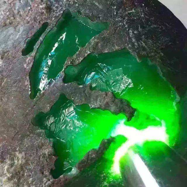 翡翠原石开涨案例,翡翠原石开涨案例分享-第2张图片-翡翠网 翡翠原石开涨案例,翡翠原石开涨案例分享-第2张图片-翡翠网