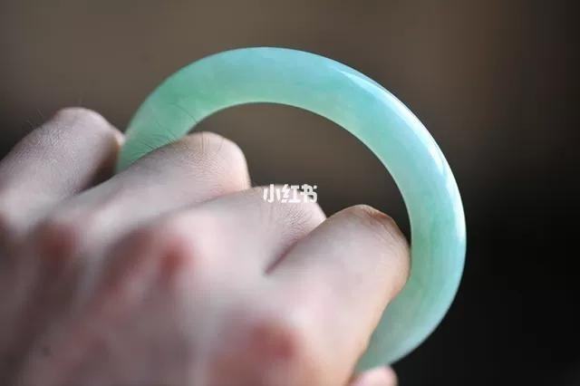 怎么看翡翠镯子的品质,翡翠手镯怎么看色度-第2张图片-翡翠网 怎么看翡翠镯子的品质,翡翠手镯怎么看色度-第2张图片-翡翠网