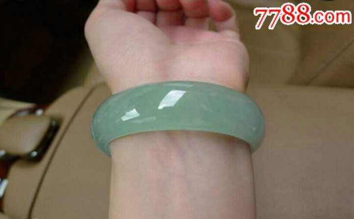 重叠色翡翠手镯价格,淡绿色翡翠镯子-第2张图片-翡翠网 重叠色翡翠手镯价格,淡绿色翡翠镯子-第2张图片-翡翠网