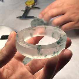 满裂翡翠原石手镯,翡翠手镯好多裂痕-第1张图片-翡翠网 满裂翡翠原石手镯,翡翠手镯好多裂痕-第1张图片-翡翠网