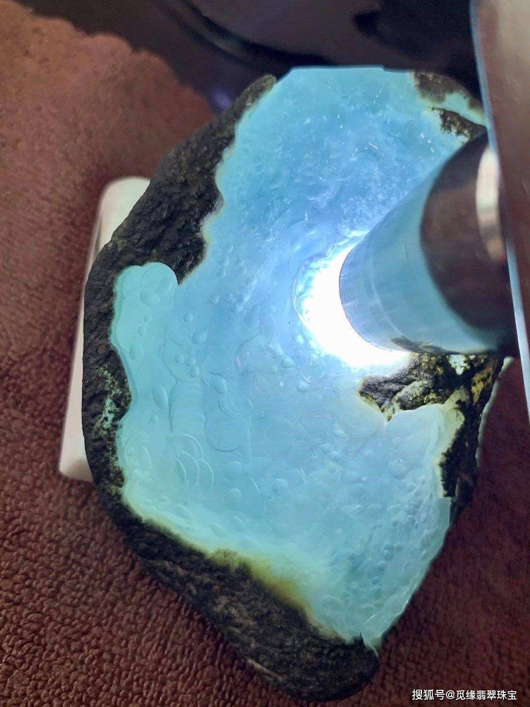 一块目测稳涨的翡翠原石值多少,一块目测稳涨的翡翠原石-第2张图片-翡翠网 一块目测稳涨的翡翠原石值多少,一块目测稳涨的翡翠原石-第2张图片-翡翠网
