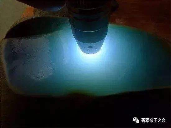 翡翠莫老埂原石特点,种老翡翠原石-第2张图片-翡翠网 翡翠莫老埂原石特点,种老翡翠原石-第2张图片-翡翠网