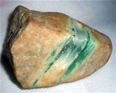 翡翠原石价格多少钱翡翠原石价格与图片-第2张图片-翡翠网 翡翠原石价格多少钱翡翠原石价格与图片-第2张图片-翡翠网