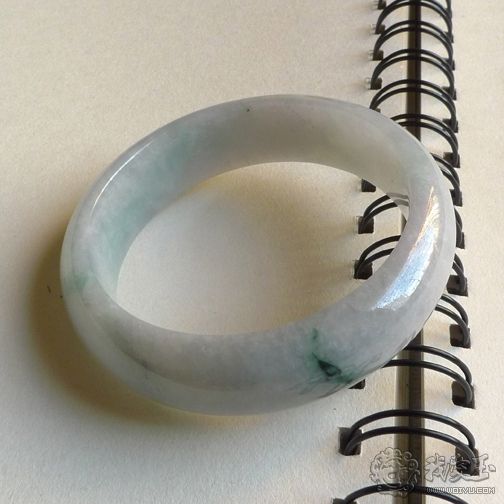 厚装翡翠手镯怎么搭配个不高的吊坠厚装翡翠手镯怎么搭配个不高-第1张图片-翡翠网 厚装翡翠手镯怎么搭配个不高的吊坠厚装翡翠手镯怎么搭配个不高-第1张图片-翡翠网