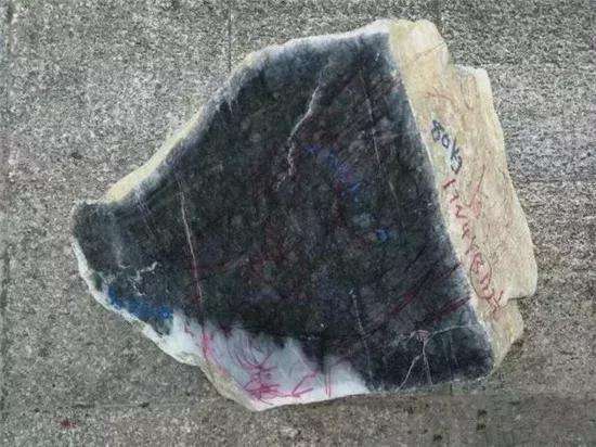 翡翠原石枯藓 疮疤状翡翠原石枯-第2张图片-翡翠网 翡翠原石枯藓 疮疤状翡翠原石枯-第2张图片-翡翠网