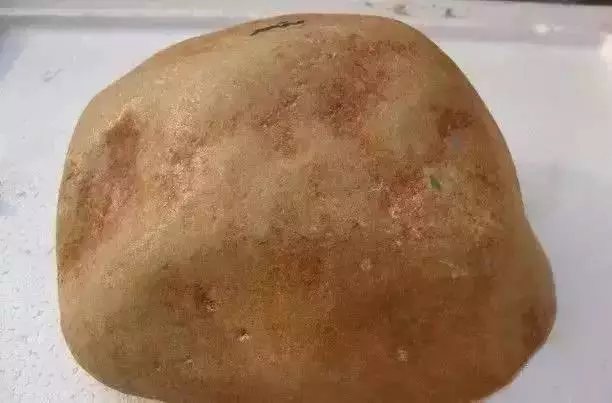 什么皮壳的翡翠原石出好货翡翠原石皮壳的知识-第2张图片-翡翠网 什么皮壳的翡翠原石出好货翡翠原石皮壳的知识-第2张图片-翡翠网