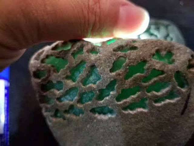 翡翠原石皮有焦感,翡翠原石皮老是什么意思-第1张图片-翡翠网 翡翠原石皮有焦感,翡翠原石皮老是什么意思-第1张图片-翡翠网