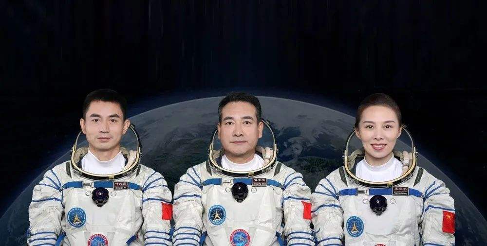 神舟十二号返回地球人民日报神舟十二号返回地球人员-第1张图片-翡翠网