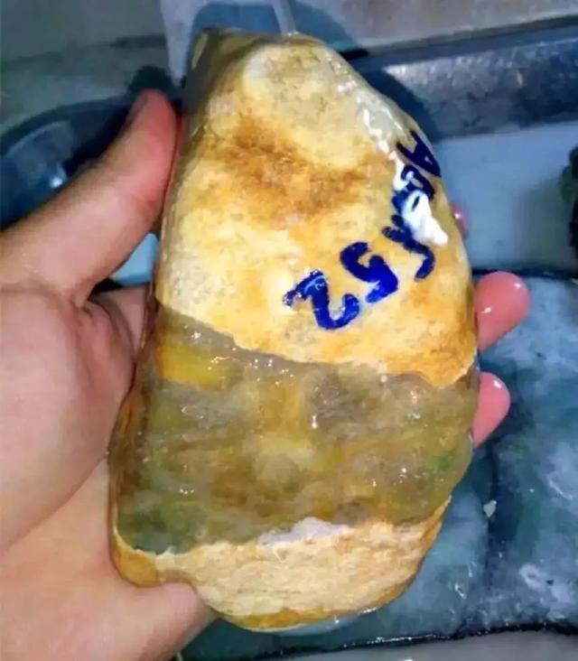 翡翠原石大马坎料,翡翠原石大马坎-第1张图片-翡翠网 翡翠原石大马坎料,翡翠原石大马坎-第1张图片-翡翠网