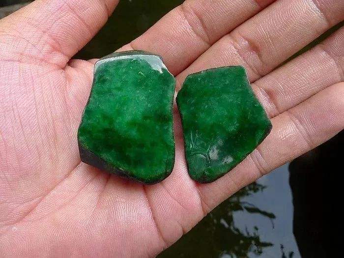 翡翠原石毛料怎样鉴别,翡翠毛料识别知识-第2张图片-翡翠网 翡翠原石毛料怎样鉴别,翡翠毛料识别知识-第2张图片-翡翠网