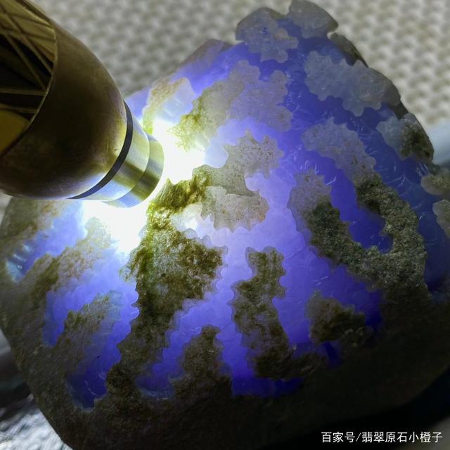 什么颜色的翡翠原石好一点什么颜色的翡翠原石好-第1张图片-翡翠网 什么颜色的翡翠原石好一点什么颜色的翡翠原石好-第1张图片-翡翠网