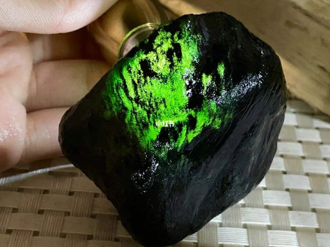 格应角翡翠成品翡翠原石格应角皮好的特点-第1张图片-翡翠网 格应角翡翠成品翡翠原石格应角皮好的特点-第1张图片-翡翠网