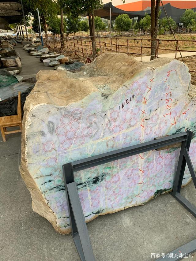 小块翡翠原石,有蚂蚁窝形状的翡翠原石-第2张图片-翡翠网 小块翡翠原石,有蚂蚁窝形状的翡翠原石-第2张图片-翡翠网