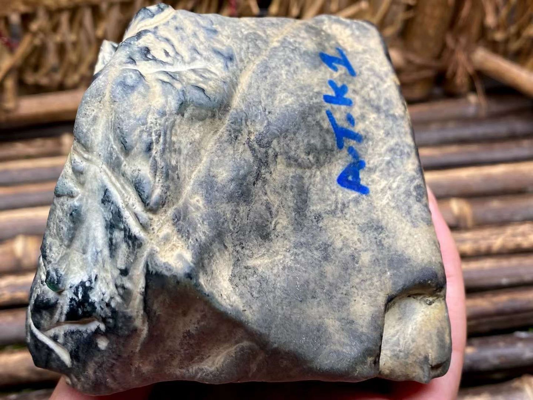 莫西沙翡翠原石水泥皮莫西沙龙石种翡翠原石-第1张图片-翡翠网 莫西沙翡翠原石水泥皮莫西沙龙石种翡翠原石-第1张图片-翡翠网