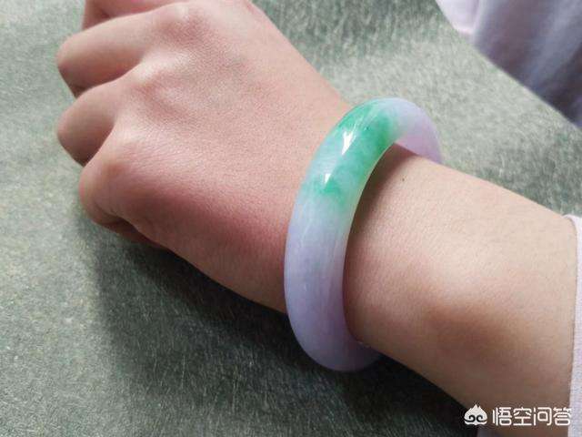 翡翠手镯戴了一年变浅翡翠手镯戴一年有什么变化-第1张图片-翡翠网 翡翠手镯戴了一年变浅翡翠手镯戴一年有什么变化-第1张图片-翡翠网
