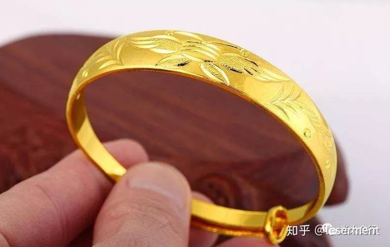 黄金首饰如何清洗保养,黄金首饰品怎么清洗好-第2张图片-翡翠网 黄金首饰如何清洗保养,黄金首饰品怎么清洗好-第2张图片-翡翠网