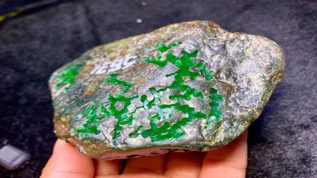 翡翠原石最高价,翡翠原石价值多少-第2张图片-翡翠网 翡翠原石最高价,翡翠原石价值多少-第2张图片-翡翠网