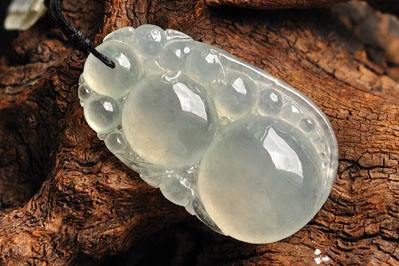 翡翠的基本鉴赏方法鉴别翡翠最简单的方法-第1张图片-翡翠网