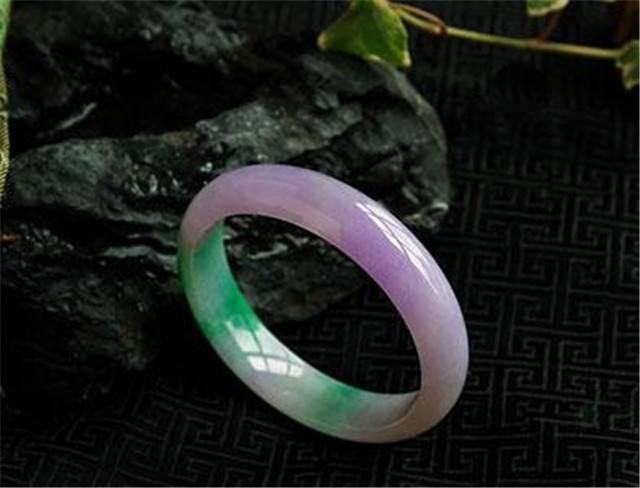 什么样的翡翠手镯拍摄最真实好看什么样的翡翠手镯拍摄最真实-第1张图片-翡翠网 什么样的翡翠手镯拍摄最真实好看什么样的翡翠手镯拍摄最真实-第1张图片-翡翠网