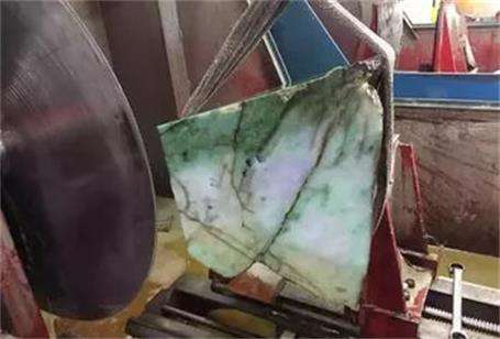 翡翠原石用什么切开如何切翡翠原石-第2张图片-翡翠网