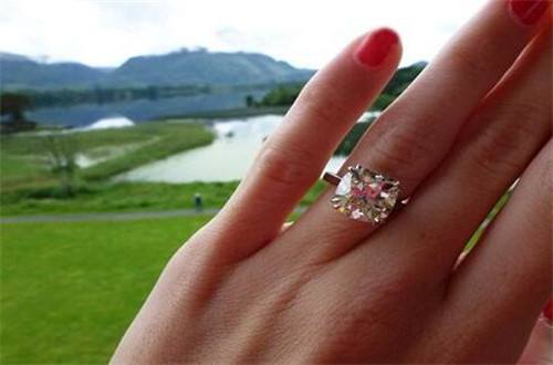 10分的钻戒大概多少钱,10分的钻戒一般多少钱-第2张图片-翡翠网 10分的钻戒大概多少钱,10分的钻戒一般多少钱-第2张图片-翡翠网