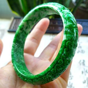 翡翠镶嵌里的钻石大部分是什么钻满钻手镯翡翠知识-第1张图片-翡翠网 翡翠镶嵌里的钻石大部分是什么钻满钻手镯翡翠知识-第1张图片-翡翠网