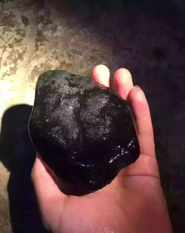 翡翠原石漏底,翡翠原石打灯起黄出什么料-第1张图片-翡翠网 翡翠原石漏底,翡翠原石打灯起黄出什么料-第1张图片-翡翠网