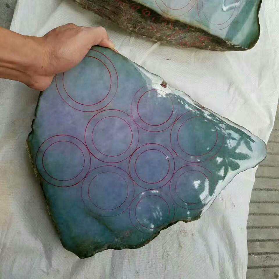 翡翠原石漏底,翡翠原石打灯起黄出什么料-第2张图片-翡翠网 翡翠原石漏底,翡翠原石打灯起黄出什么料-第2张图片-翡翠网