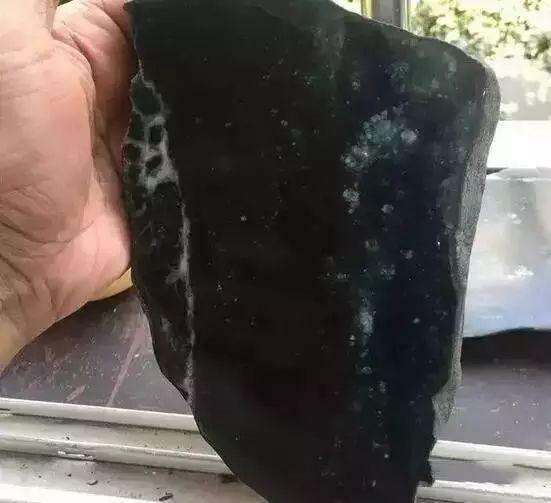 夜市翡翠原石图片翡翠原石哪里多-第1张图片-翡翠网 夜市翡翠原石图片翡翠原石哪里多-第1张图片-翡翠网