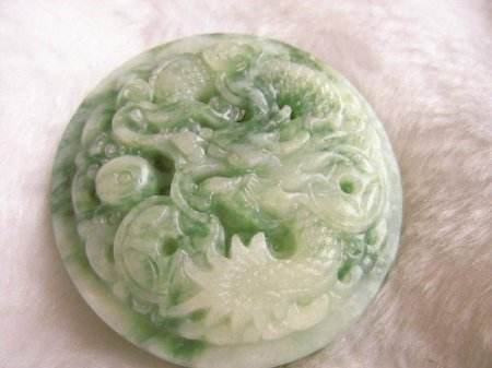 翡翠和玉哪个养人,翡翠和玉-第1张图片-翡翠网 翡翠和玉哪个养人,翡翠和玉-第1张图片-翡翠网