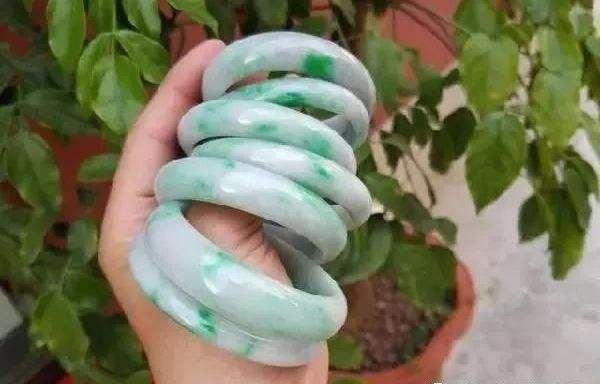 翡翠料子的种的分类翡翠种料和色料的区别-第1张图片-翡翠网 翡翠料子的种的分类翡翠种料和色料的区别-第1张图片-翡翠网