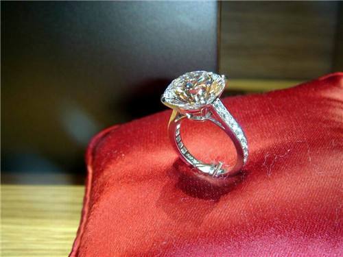 钻戒为什么有的贵有的便宜钻戒价格为什么差那么多-第1张图片-翡翠网