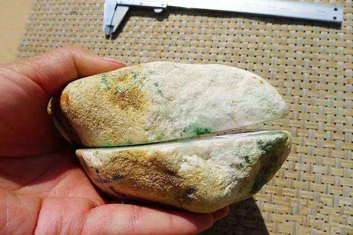 翡翠原石切割下刀什么样的原石能切出翡翠-第1张图片-翡翠网 翡翠原石切割下刀什么样的原石能切出翡翠-第1张图片-翡翠网