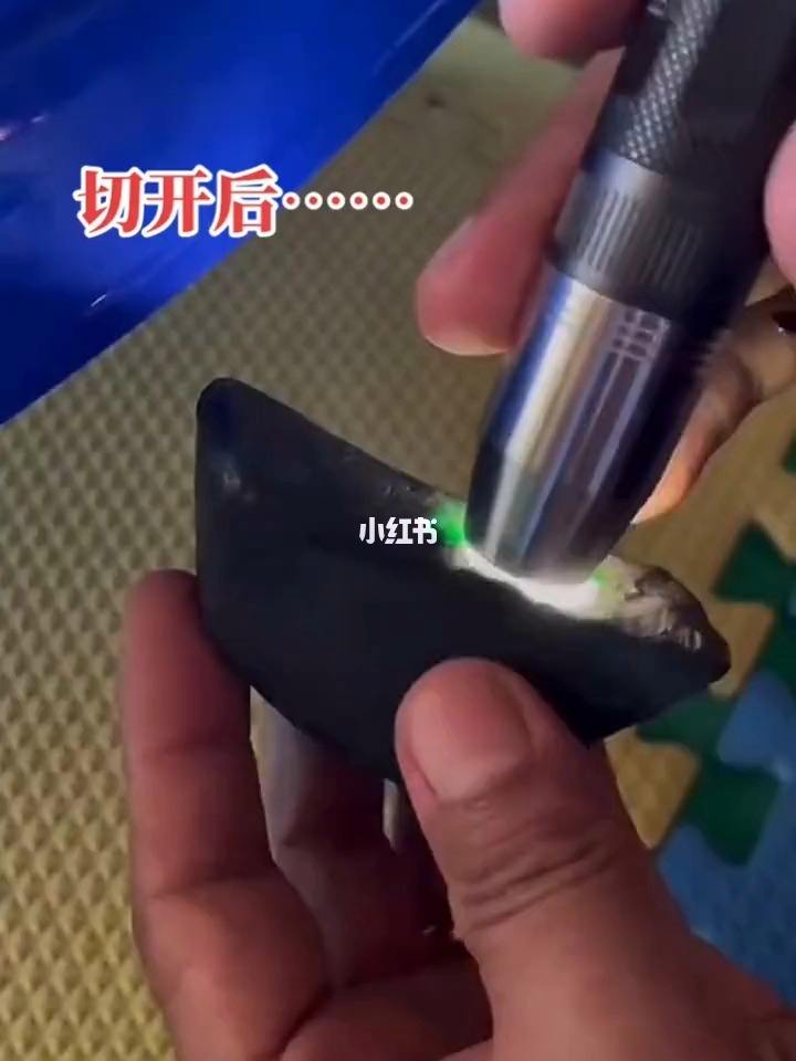 翡翠原石切割下刀什么样的原石能切出翡翠-第2张图片-翡翠网 翡翠原石切割下刀什么样的原石能切出翡翠-第2张图片-翡翠网