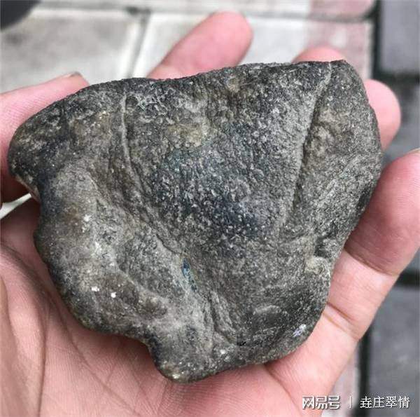 莫西沙翡翠原石切涨莫西沙翡翠原石挑选的技巧和知识-第1张图片-翡翠网 莫西沙翡翠原石切涨莫西沙翡翠原石挑选的技巧和知识-第1张图片-翡翠网