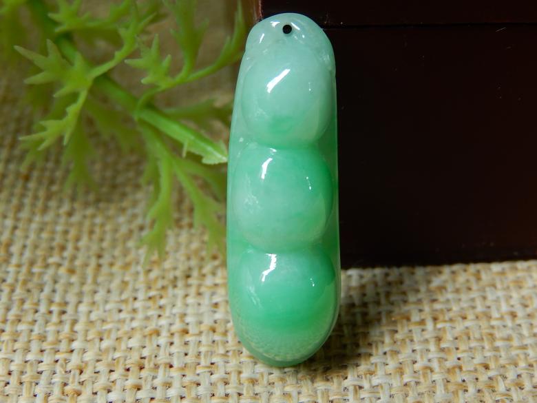 冰种飘花翡翠价格冰种飘,冰种飘绿翡翠原石价格-第1张图片-翡翠网 冰种飘花翡翠价格冰种飘,冰种飘绿翡翠原石价格-第1张图片-翡翠网