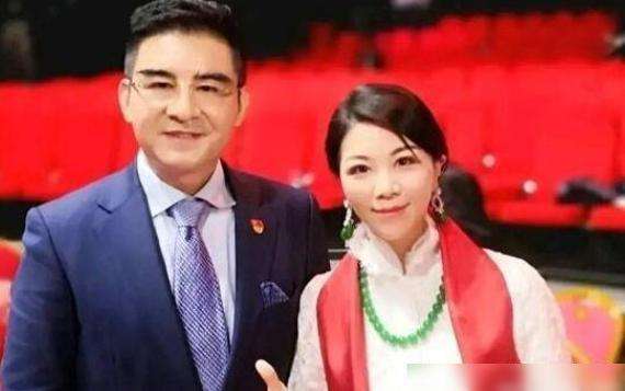 春晚观众席戴翡翠女的是谁,湖南台春晚翡翠知识-第1张图片-翡翠网 春晚观众席戴翡翠女的是谁,湖南台春晚翡翠知识-第1张图片-翡翠网