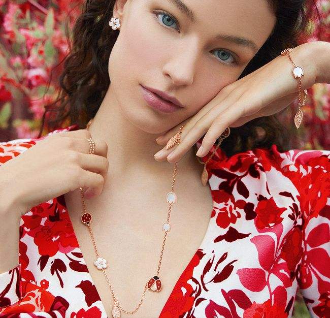 国内珠宝排名前十的是哪些品牌,国内知名珠宝品牌有哪些-第1张图片-翡翠网 国内珠宝排名前十的是哪些品牌,国内知名珠宝品牌有哪些-第1张图片-翡翠网