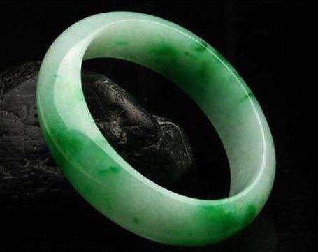 翡翠的保养鉴别知识大全,翡翠的保养鉴别知识-第1张图片-翡翠网